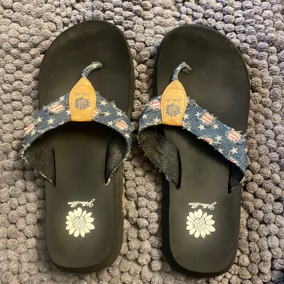 Yellow box Flip Flops, Patriotic, Red White and Blue, Size 9 - Picture 1 of 3